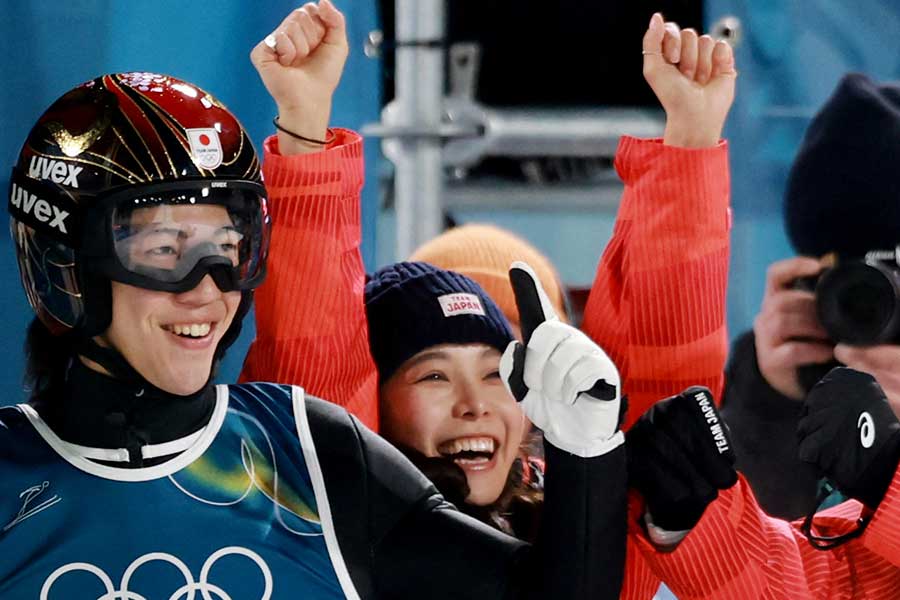 ジャンプ混合団体、メダル確定で両手を突き上げる高梨沙羅【写真：ロイター】