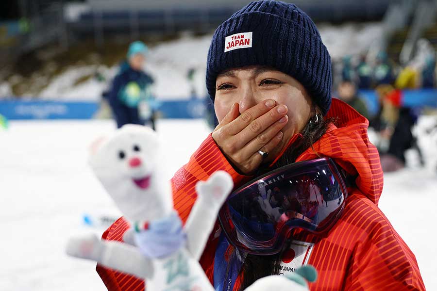ジャンプ混合団体、銅メダルを獲得して涙する高梨沙羅【写真：ロイター】