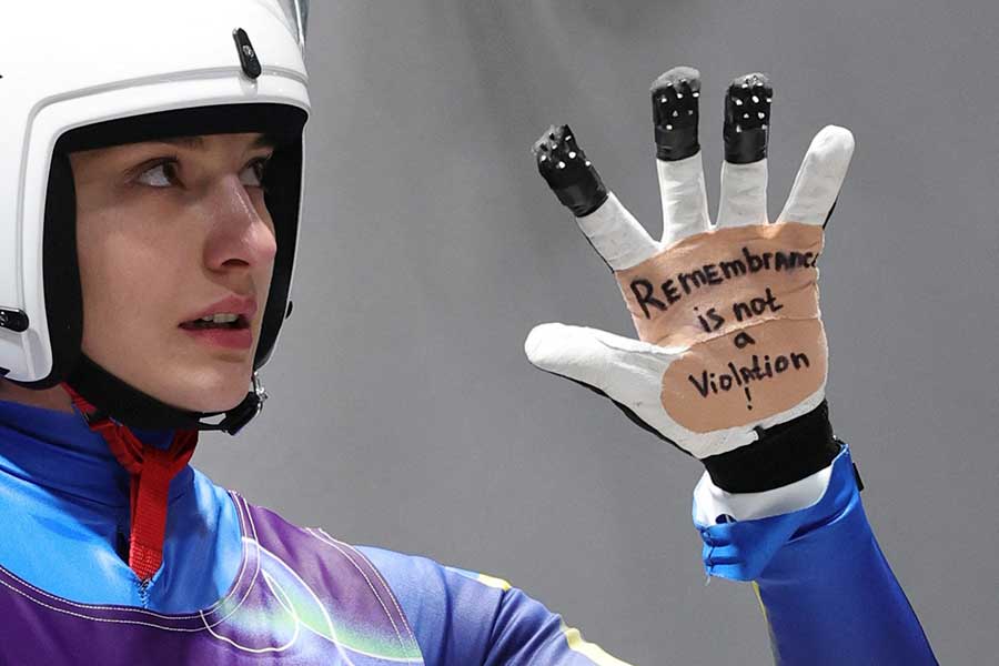 手に抗議のメッセージを記して見せるオレナ・スマハ【写真：ロイター】