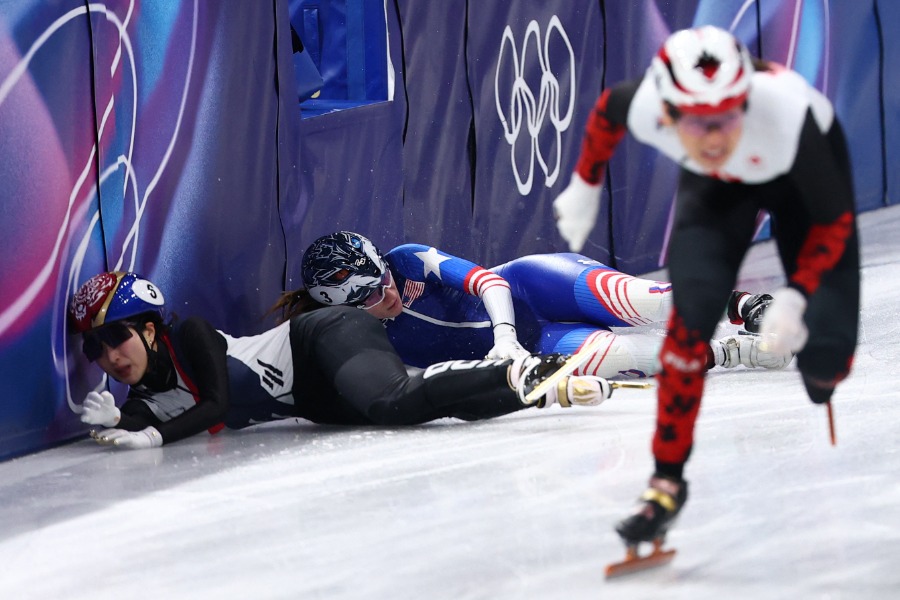 準決勝で転倒した韓国の選手（左）【写真：ロイター】