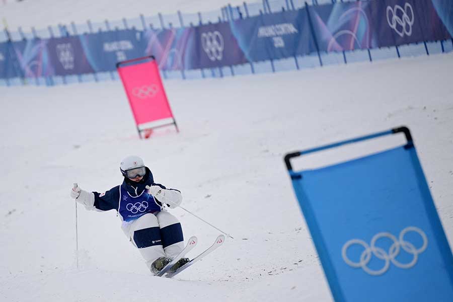 ミラノ五輪、モーグル予選に登場した藤木日菜【写真：ロイター】