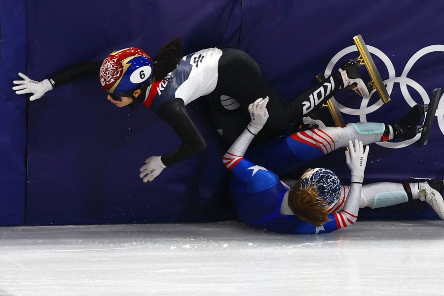 準決勝で転倒に巻き込まれた韓国の選手（左）【写真：ロイター】