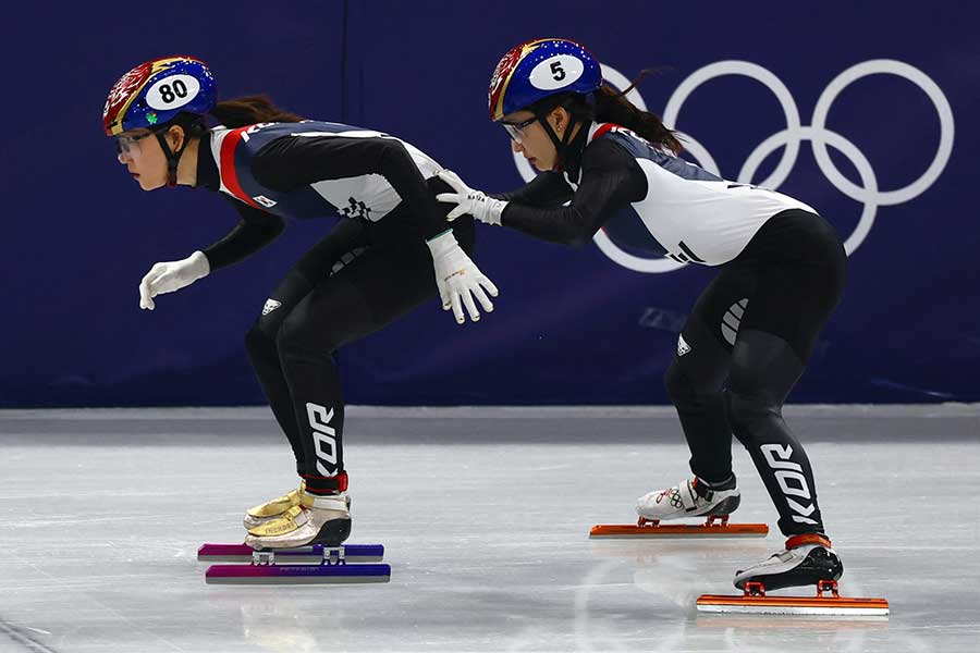 ショートトラック混合リレーに出場した韓国選手【写真：ロイター】