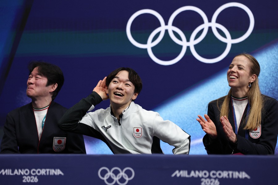鍵山優真(中央)とコーチのコストナーさん【写真:ロイター】