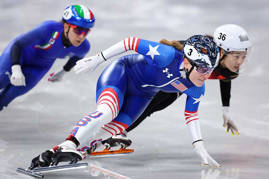 ショートトラック混合リレー準決勝に出場したコリン・ストッダード（中央）【写真：ロイター】
