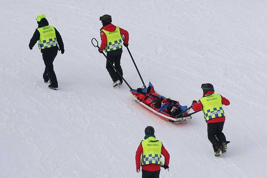 スノーボード女子ハーフパイプ予選で転倒し、担架で運ばれる劉佳宇【写真：ロイター】