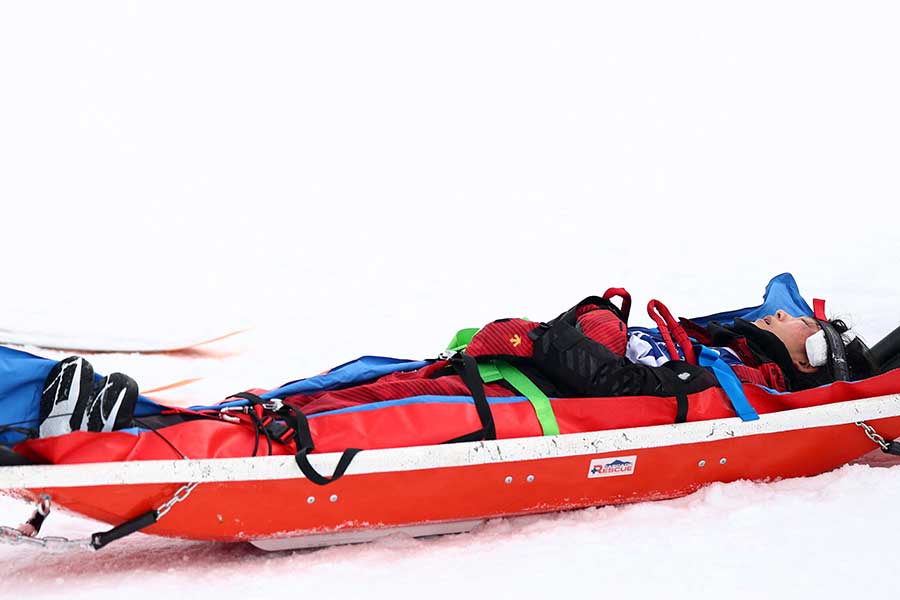 スノーボード女子ハーフパイプ予選で転倒し、担架に乗せられる劉佳宇【写真：ロイター】