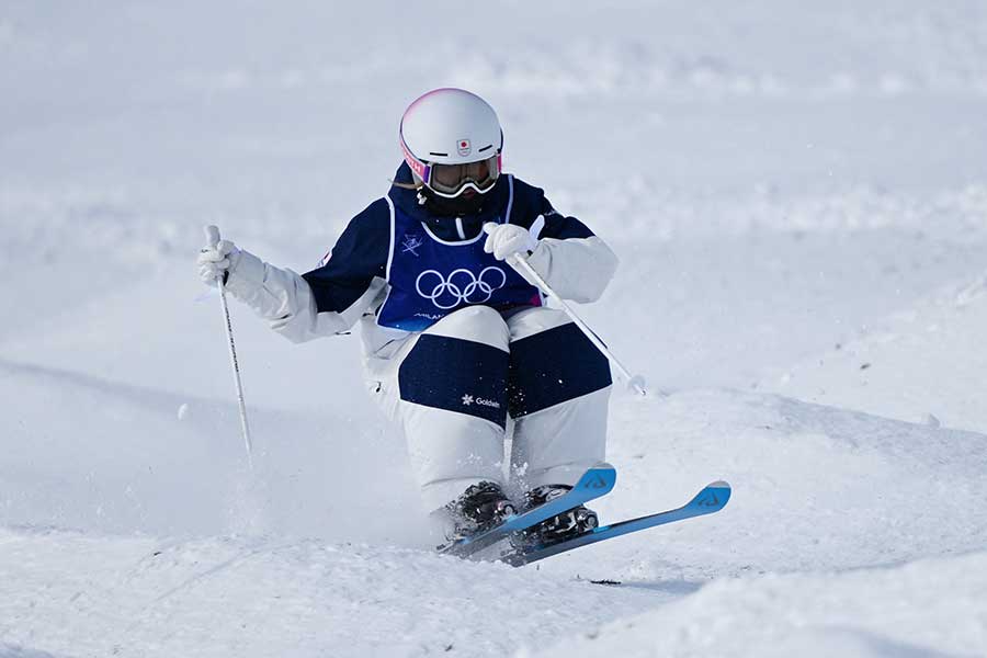 フリースタイルスキー女子モーグル予選に出場した柳本理乃【写真：ロイター】