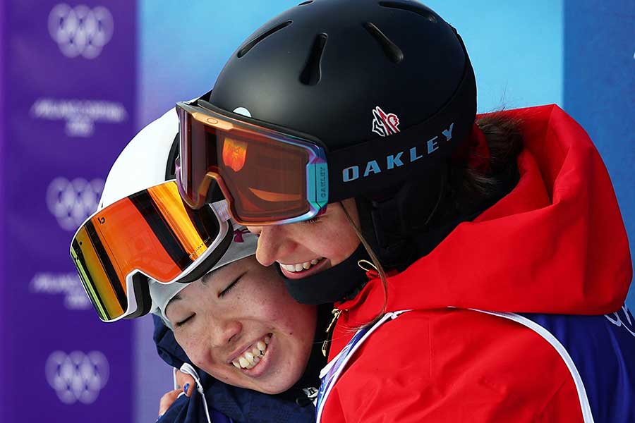 同点も、3位になったペリーヌ・ラフォンをハグで称えた冨高日向子（左）【写真：ロイター】