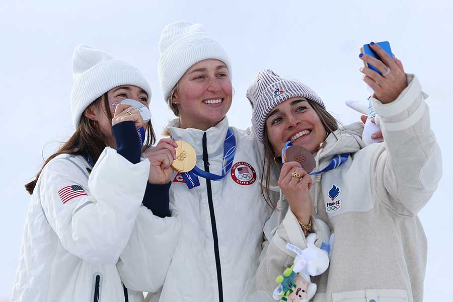 女子モーグル決勝で表彰台に上がったジェーリン・カウフ、エリザベス・レムリー、ペリーヌ・ラフォン（左から）【写真：ロイター】