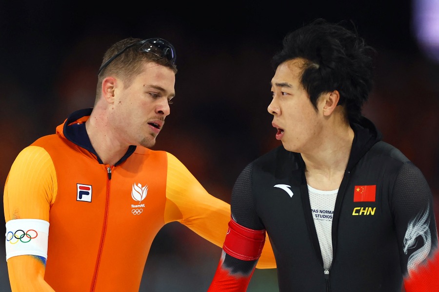 オランダのユップ・ベンネマルス（左）と中国の廉子文【写真：ロイター】