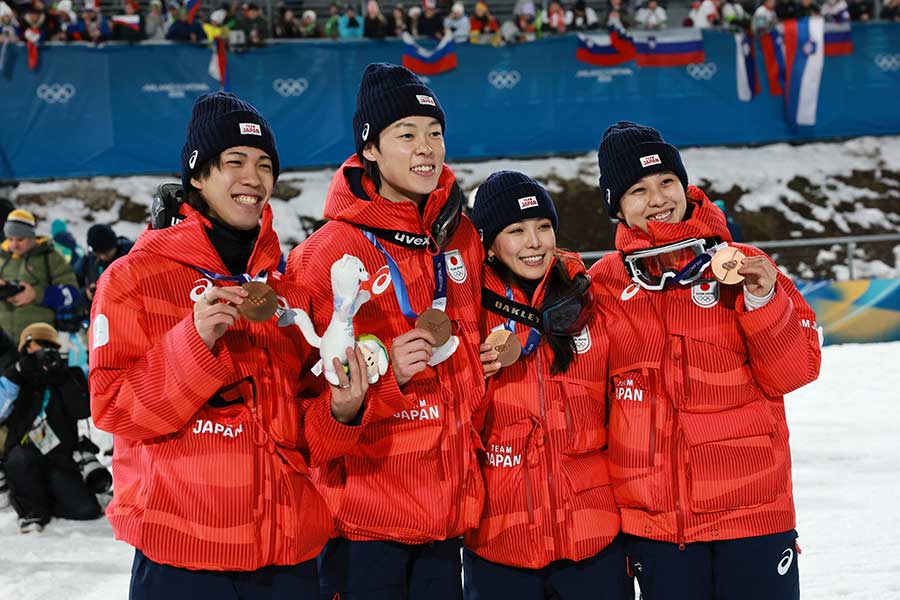 ノルディックスキー・ジャンプ混合団体で銅メダルを獲得した日本【写真：ロイター】