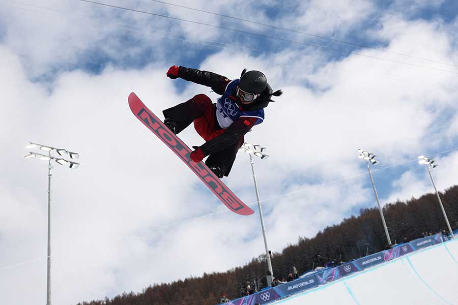 スノーボード女子ハーフパイプ予選でに登場した劉佳宇【写真：ロイター】