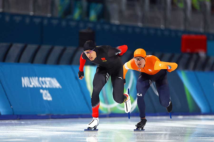 スピードスケート男子1000メートルに出場したオランダのユップ・ベンネマルスと中国の廉子文【写真：ロイター】