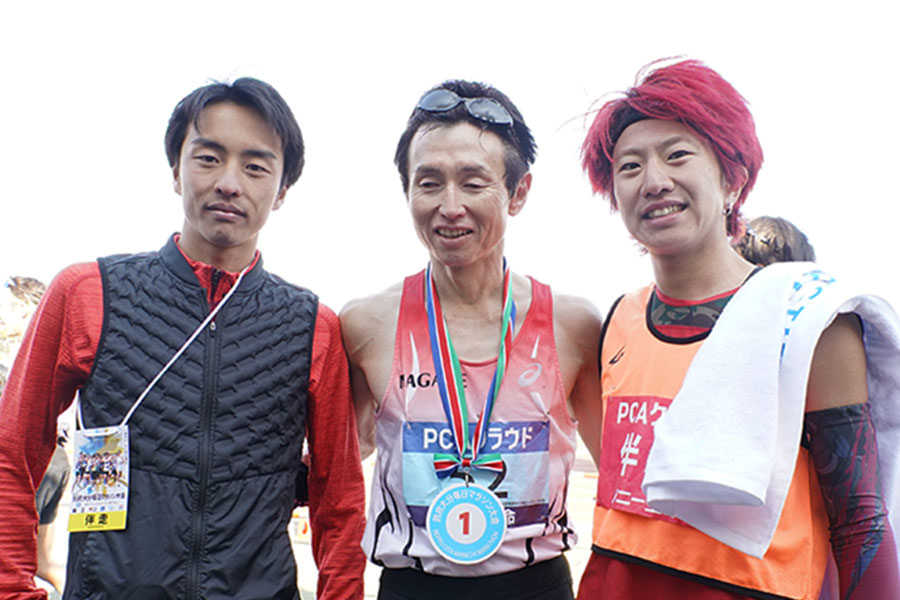 別大マラソン視覚障がい者の部で優勝した和田伸也（中央）と伴走者の長谷部匠さん（左）、古和田響さん（右）【写真：澤田直人】