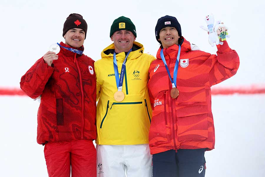 フリースタイルスキー男子モーグルで表彰台に上ったミカエル・キングズベリー、クーパー・ウッズ、堀島行真（左から）【写真：ロイター】