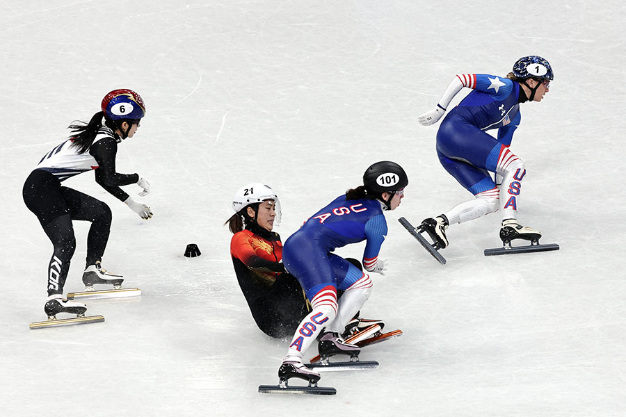 ショートトラック女子500メートルで失格となった中国の張楚桐（左から2人目）【写真：ロイター】