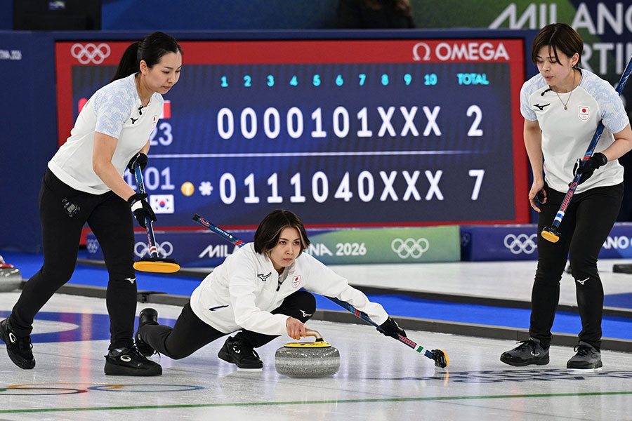 スキップの吉村紗也香（中央）【写真：ロイター】