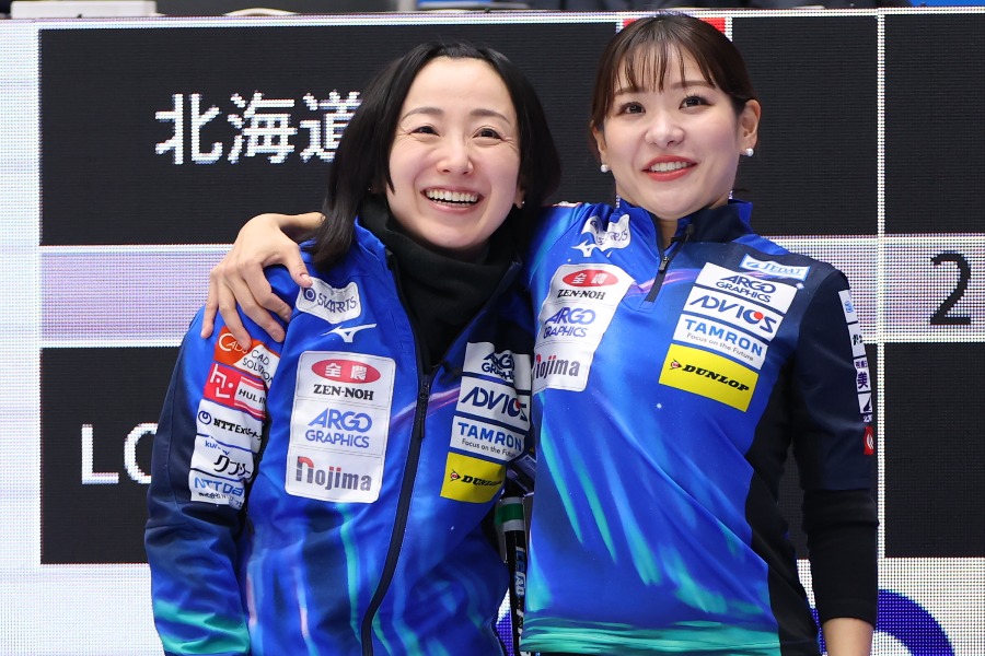 ロコ・ソラーレの藤澤五月（左）と吉田知那美【写真：長田洋平/アフロスポーツ】