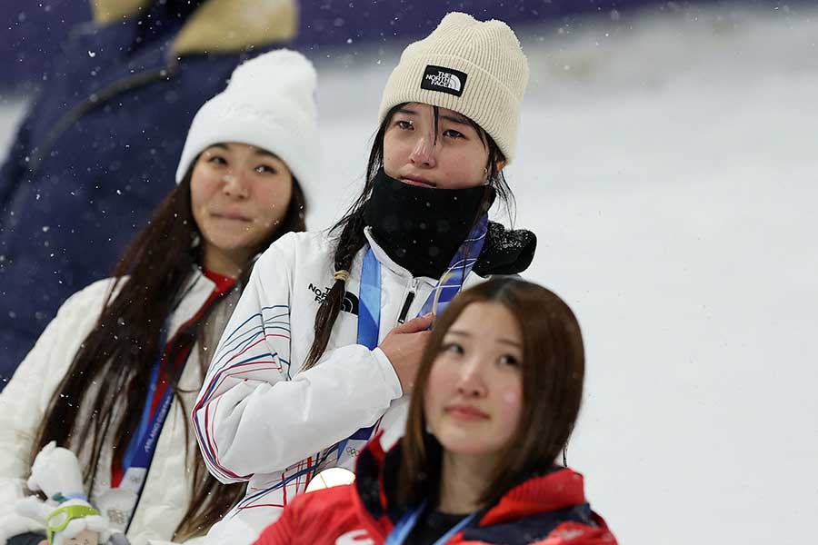 スノーボード女子ハーフパイプで金メダルを獲得した韓国のチェ・ガオン（中央）【写真：ロイター】