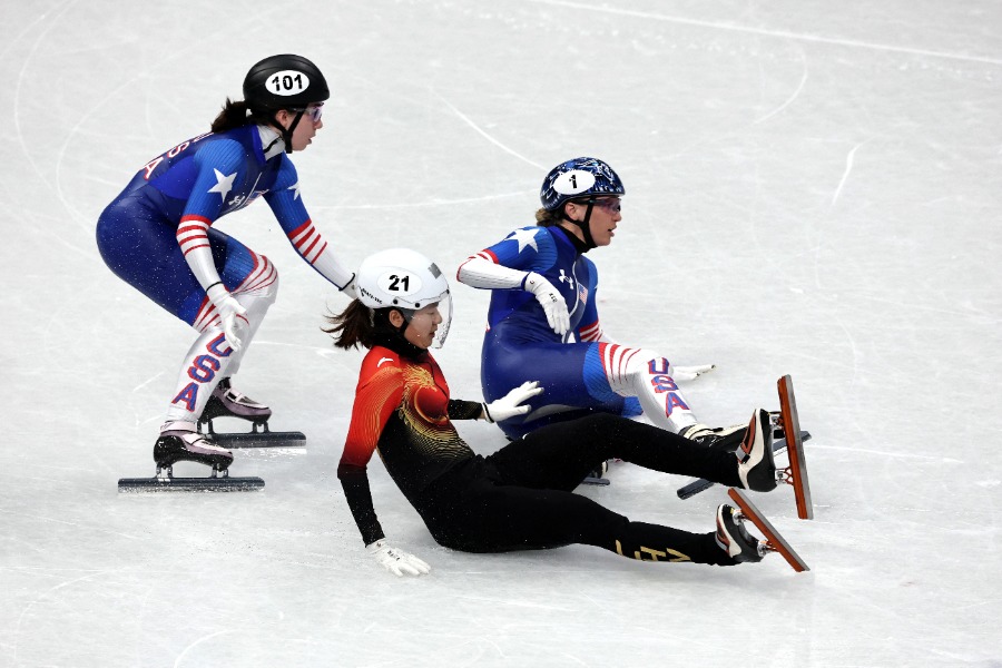 ショートトラック女子500メートルで失格となった中国の張楚桐（左から2人目）【写真：ロイター】