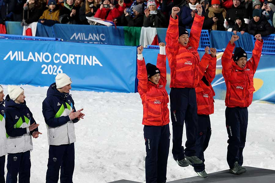 スキージャンプ混合団体で銅メダルを獲得した日本チーム【写真：ロイター】