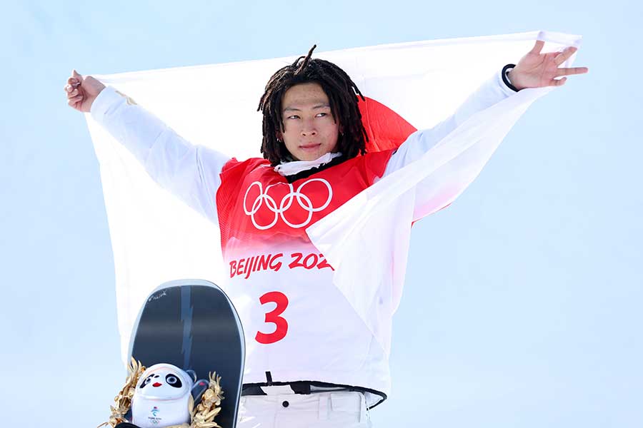 北京五輪・スノーボード男子ハーフパイプで金メダルを獲得した平野歩夢【写真：長田洋平/アフロ】