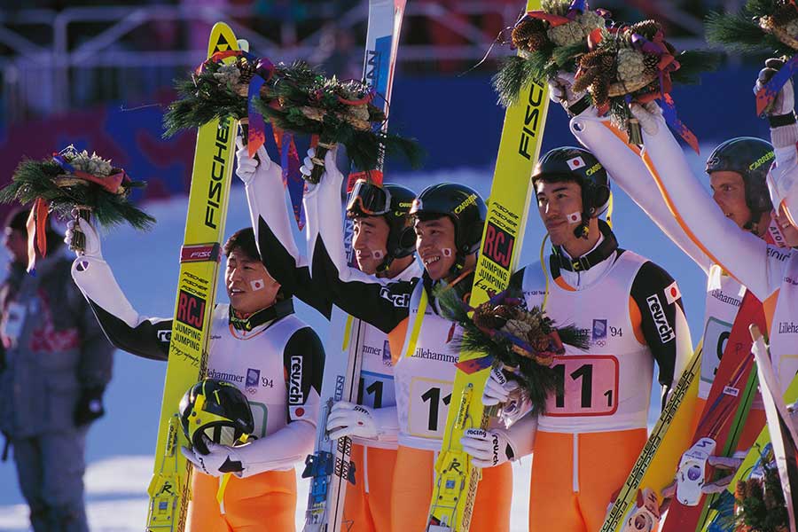 リレハンメル五輪・スキージャンプ団体で銀メダルに終わった日本【写真：青木紘二/アフロ】
