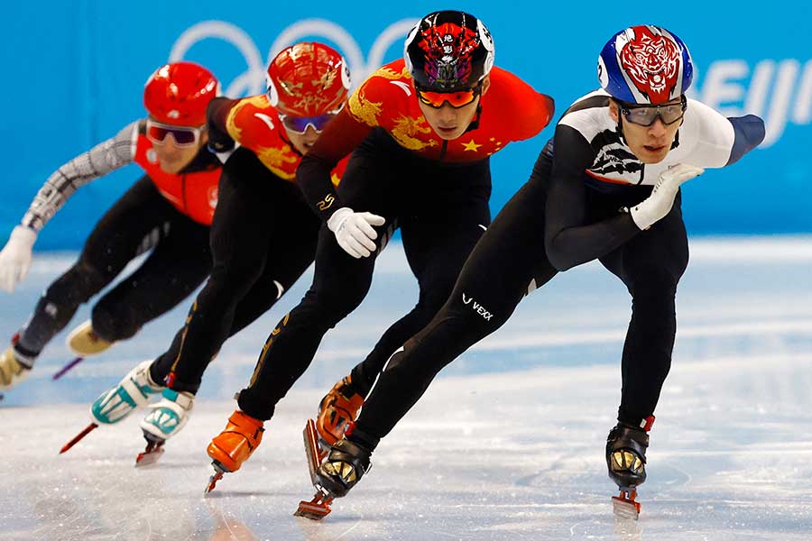 北京五輪・男子1000メートル準決勝で失格になった韓国のファン・デホン(先頭)【写真:ロイター/アフロ】