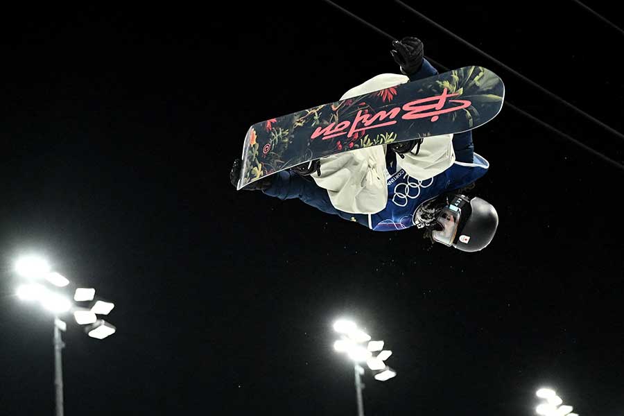 男子ハーフパイプ決勝、1回目のランに臨んだ平野歩夢【写真:ロイター】