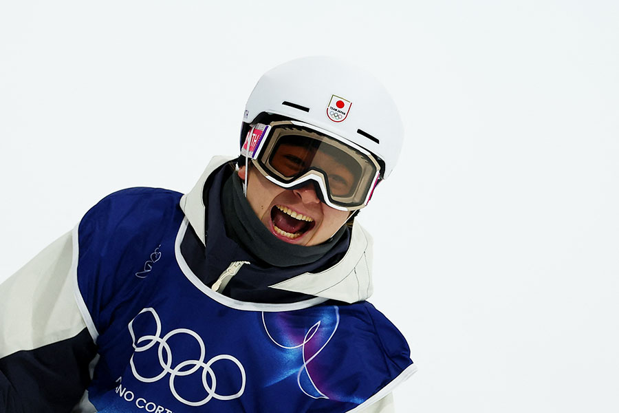 スノーボード男子ハーフパイプで金メダルを獲得した戸塚優斗【写真：ロイター】