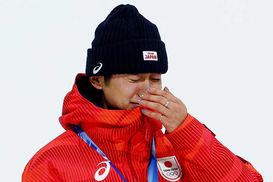 男子ハーフパイプで金メダルを獲得し、表彰台で涙する戸塚優斗【写真:ロイター】