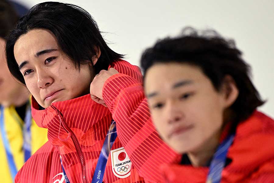 表彰台で君が代を聞く金メダルの戸塚優斗(奥)と銅メダルの山田琉聖【写真:ロイター】