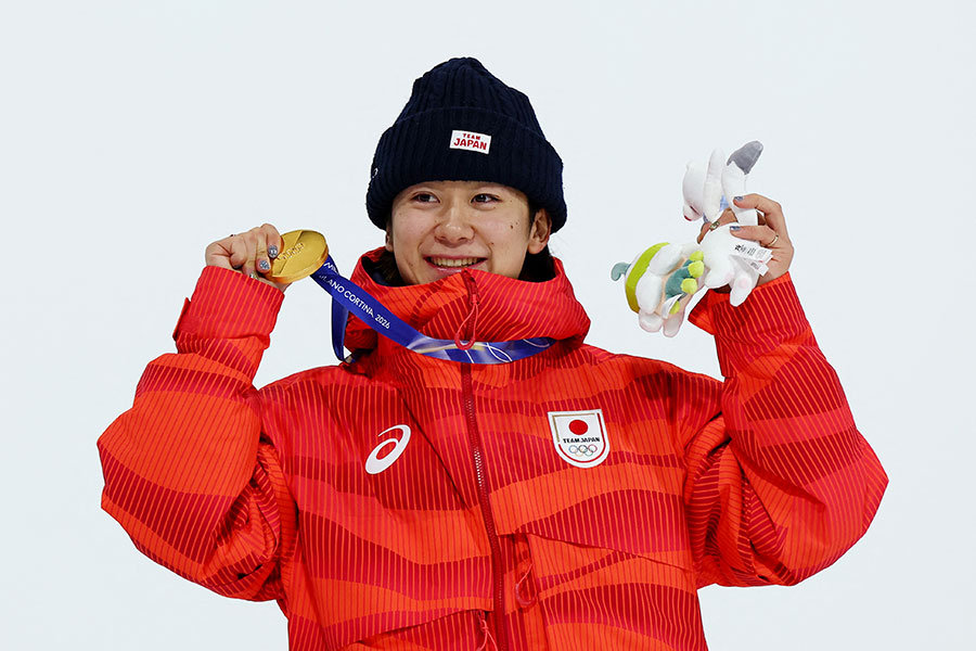 スノーボード男子ハーフパイプで金メダルを獲得した戸塚優斗【写真：ロイター】