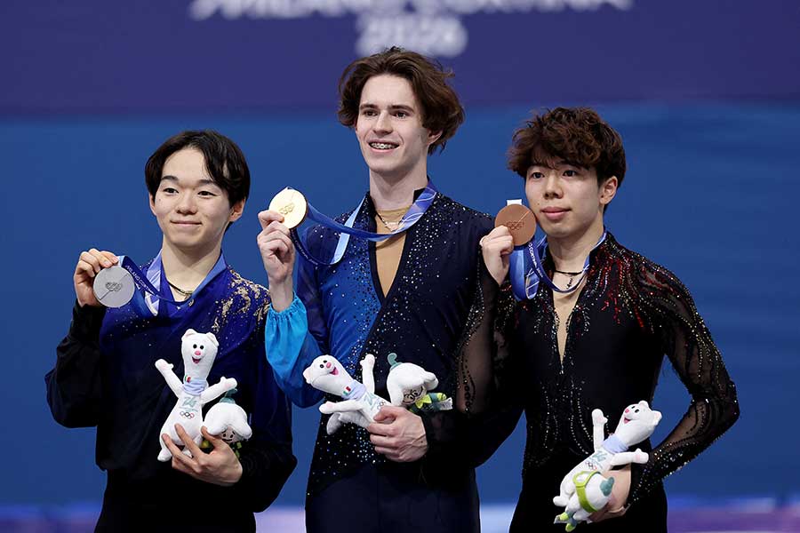 銀メダルの鍵山優真(左)と銅メダルの佐藤駿(右)【写真:ロイター】