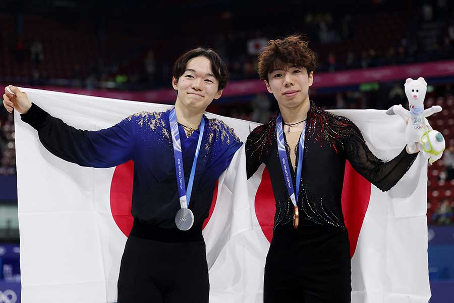 フィギュア男子で銀メダルの鍵山優真（左）と銅メダルの佐藤駿【写真：ロイター】