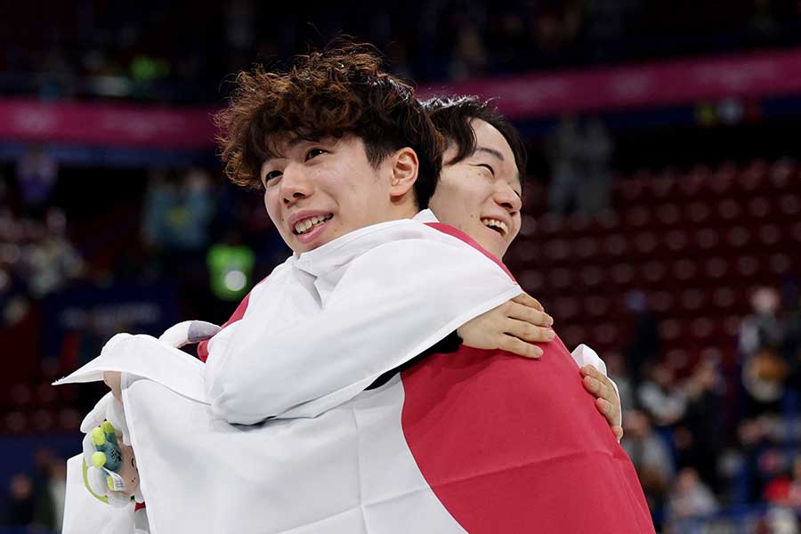 男子フリーでメダル確定後、抱き合った佐藤駿(手前)と鍵山優真【写真:ロイター】