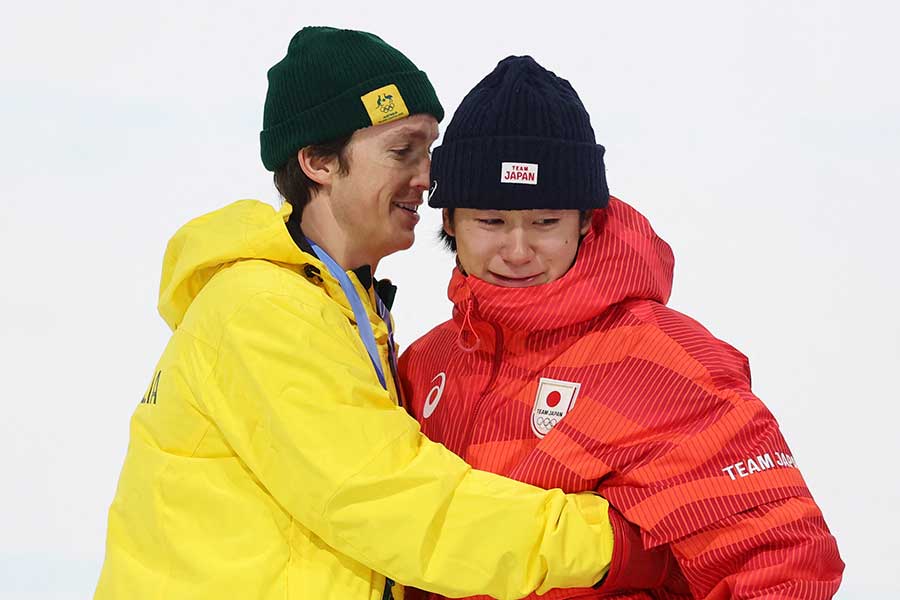 表彰台で互いの健闘を称える銀メダルのスコッティ・ジェームズ（左）と金メダルの戸塚優斗【写真：ロイター】