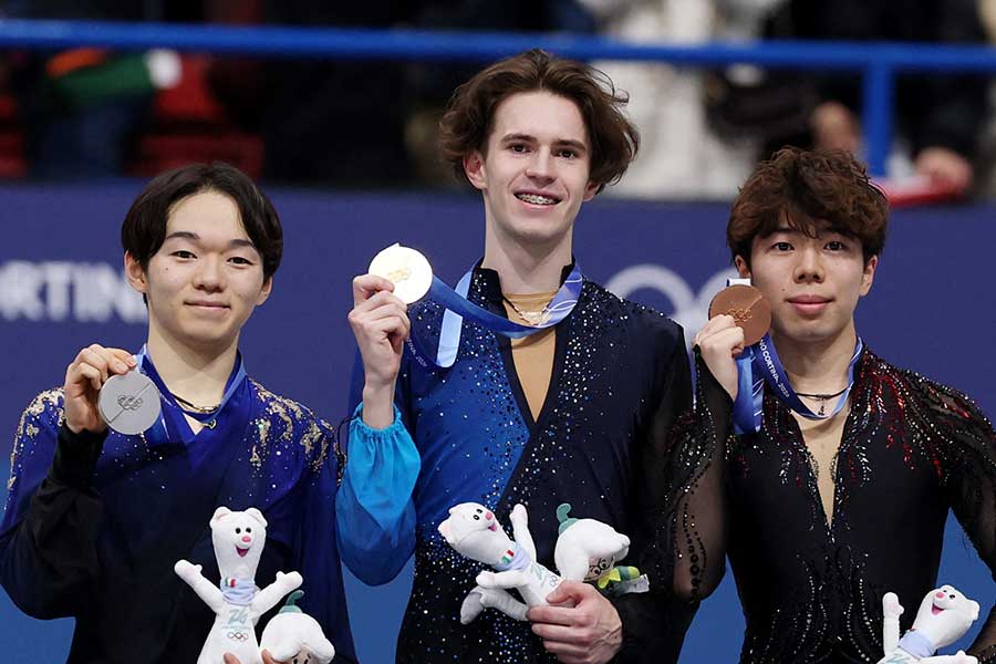 フィギュア男子で銀メダルを獲得した鍵山優真(左)【写真:ロイター】
