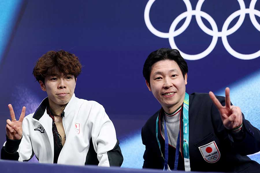 佐藤駿（左）と日下匡力コーチ【写真：ロイター】