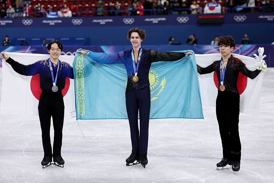 銀メダルの鍵山優真（左）と銅メダルの佐藤駿（右）【写真：ロイター】