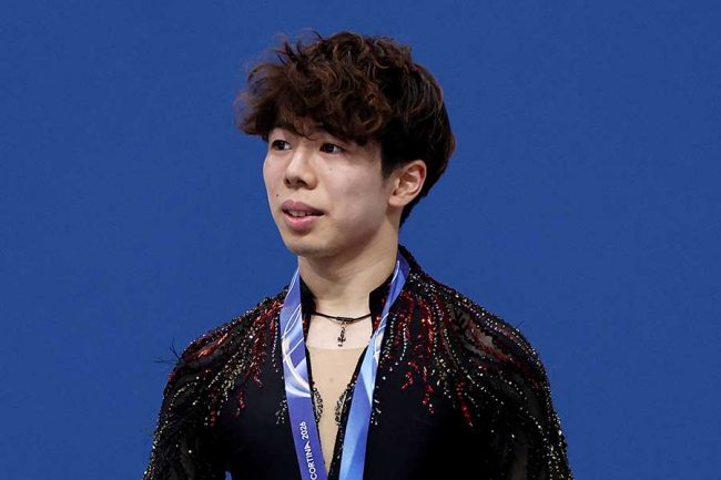 その持ち方はあかんw」 フィギュア表彰式、佐藤駿が