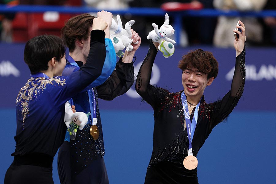 銅メダルを獲得し銀メダルの鍵山優真らと喜ぶ佐藤駿（右）【写真：ロイター】