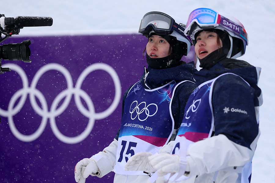 フリースタイルスキー女子デュアルモーグルで対戦した藤木日菜(左)と中尾春香【写真:ロイター】