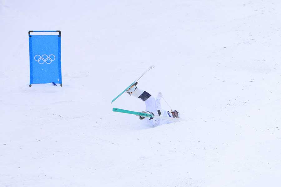 準決勝で転倒したジェーリン・カウフ【写真：ロイター】
