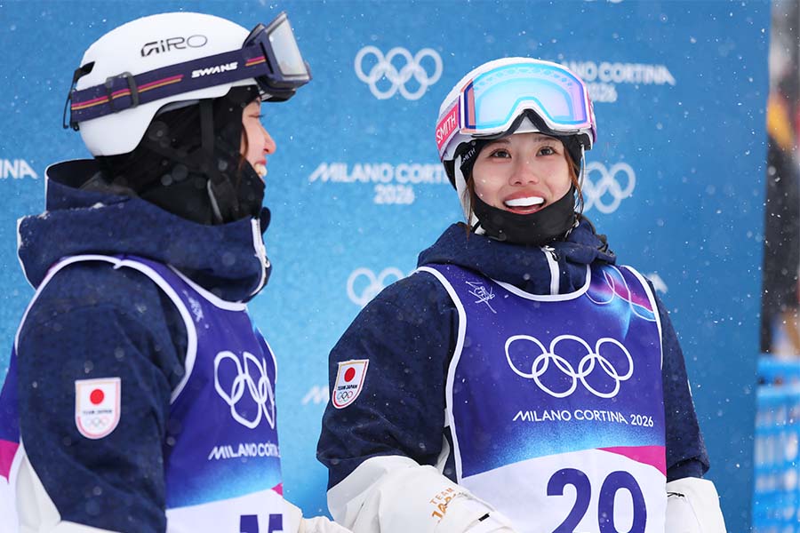 モーグル女子の日本人対決で敗退した中尾春香（右）【写真：森田直樹/アフロスポーツ】