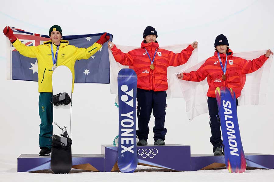ハーフパイプ男子で表彰台にあがったスコッティ・ジェームズ、戸塚優斗、山田琉聖（左から）【写真：ロイター】