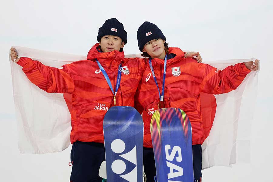 男子ハーフパイプで金メダルの戸塚優斗（左）と銅メダルの山田琉聖【写真：ロイター】