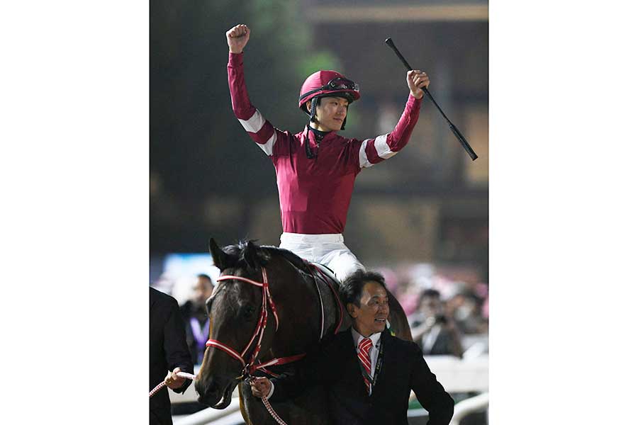 サウジカップで史上初の連覇を達成したフォーエバーヤングと坂井瑠星騎手【写真：ロイター】