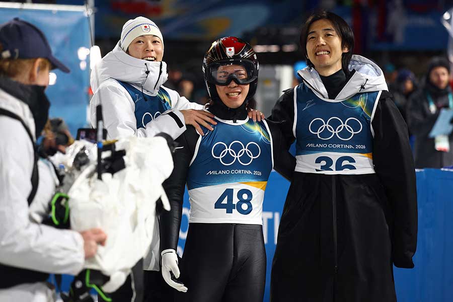 ラージヒル2本目を終えて健闘をたたえ合う小林陵侑、二階堂蓮、中村直幹（左から）【写真：ロイター】